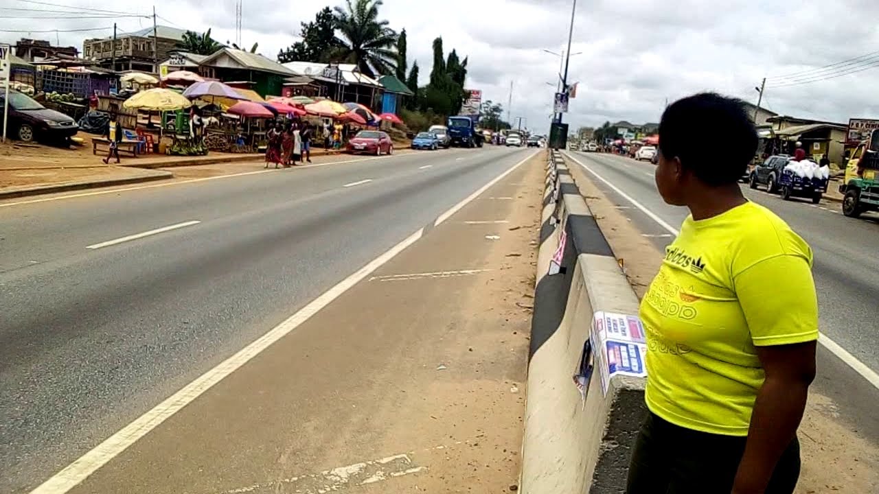 N P P CAMPAIGN BLOCKED MAIN ROAD FROM EJISU TO ACCRA ABOUT SOME HOURS .