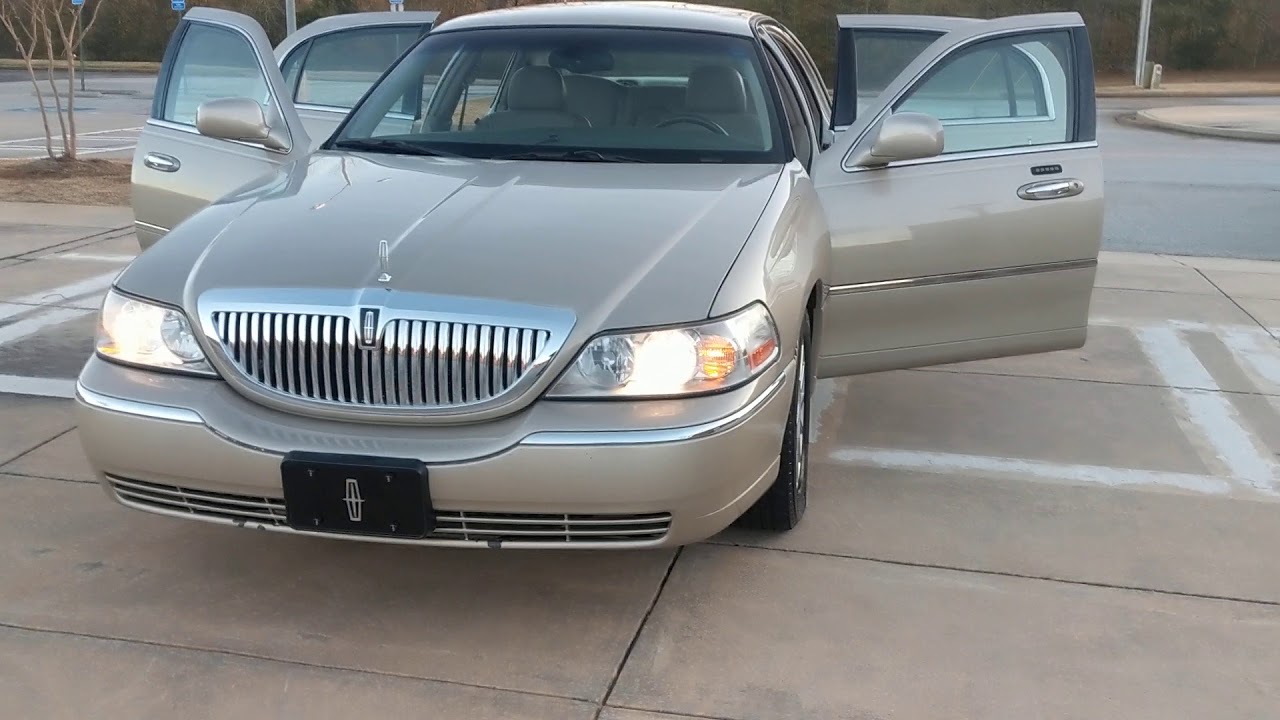 2005 Lincoln Town Car. WOW! What a amazing machine!