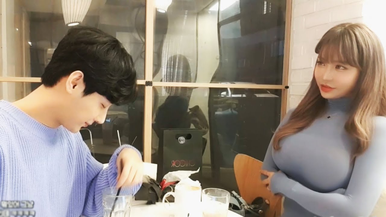 공격(?)적인 그녀의 의상에 갑자기 분위기가...
