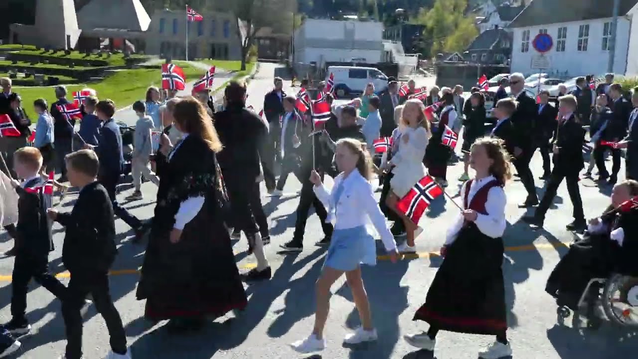 17 mai i Vennesla 2023. Skoletoget og folketoget . Kanskje det er noen som kjenner noen igjen?  HD