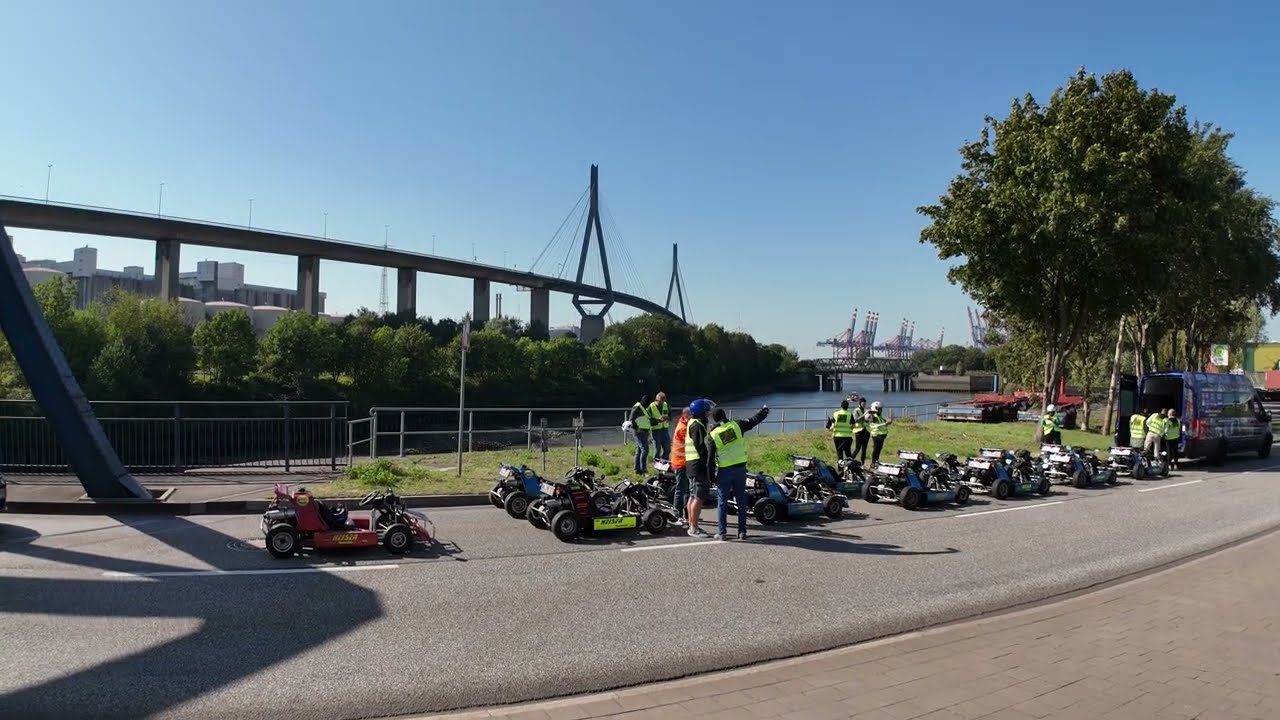 Kartfahren auf der Stra&szlig;e in Hamburg Erlebnis Freizeit Aktivit&auml;t Activities Experience