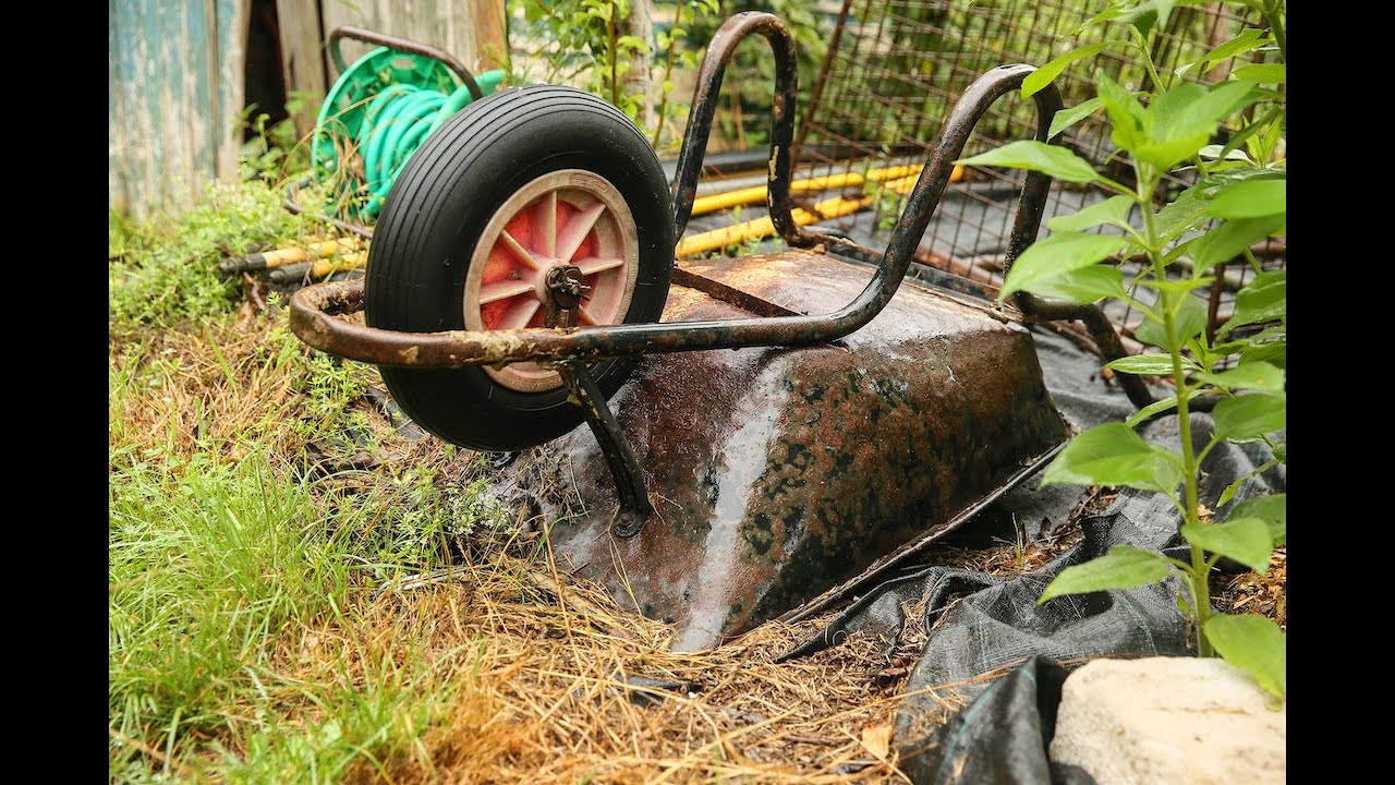 Wheelbarrows & Watering Cans Roedale Valley