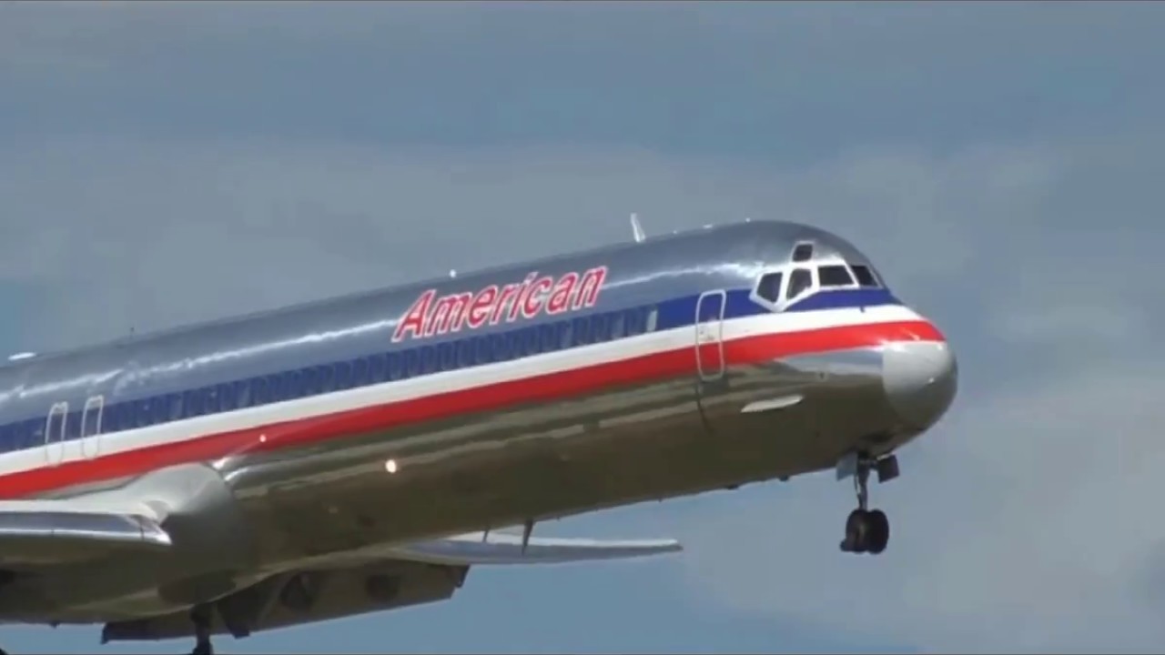 MD-80 uses reverse thrust in mid-air