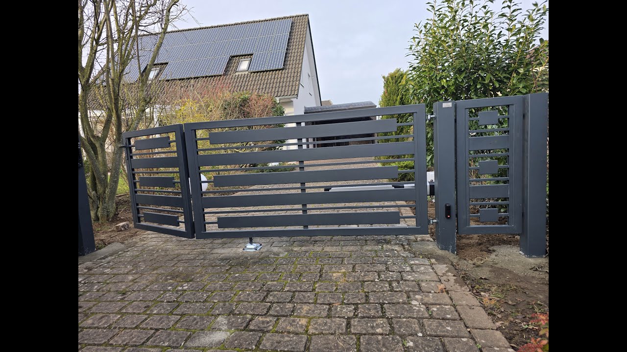 Modernes Tor f&uuml;r eine schmale Einfahrt. Drehtor mit integrierter Pforte.  