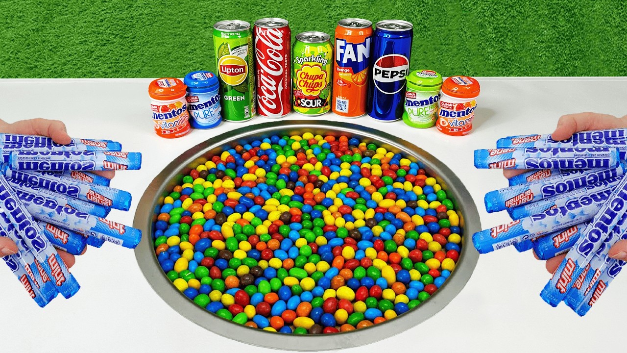 Эксперименты с колой и ментосом!! Пепси, конфеты M&M's, кока-кола, фанта против фруко, спрайт и м...