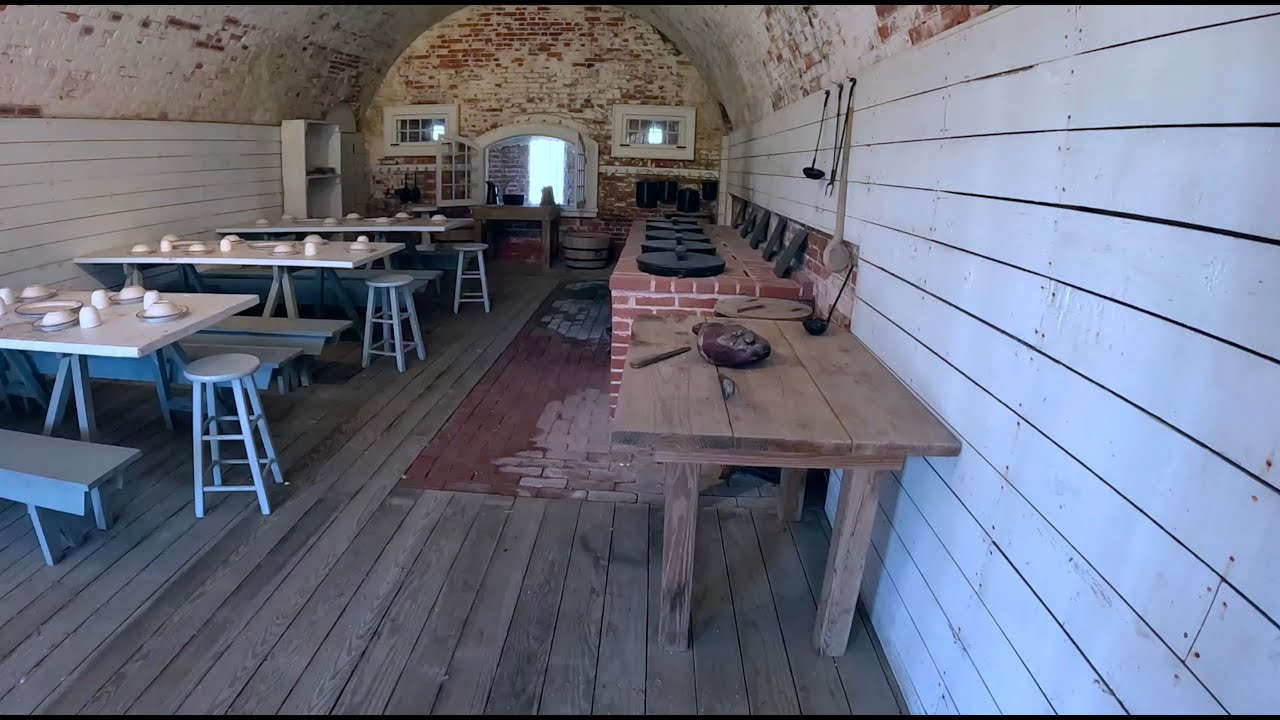 Посетили Fort Macon. Добавили осенних цветов на передний двор