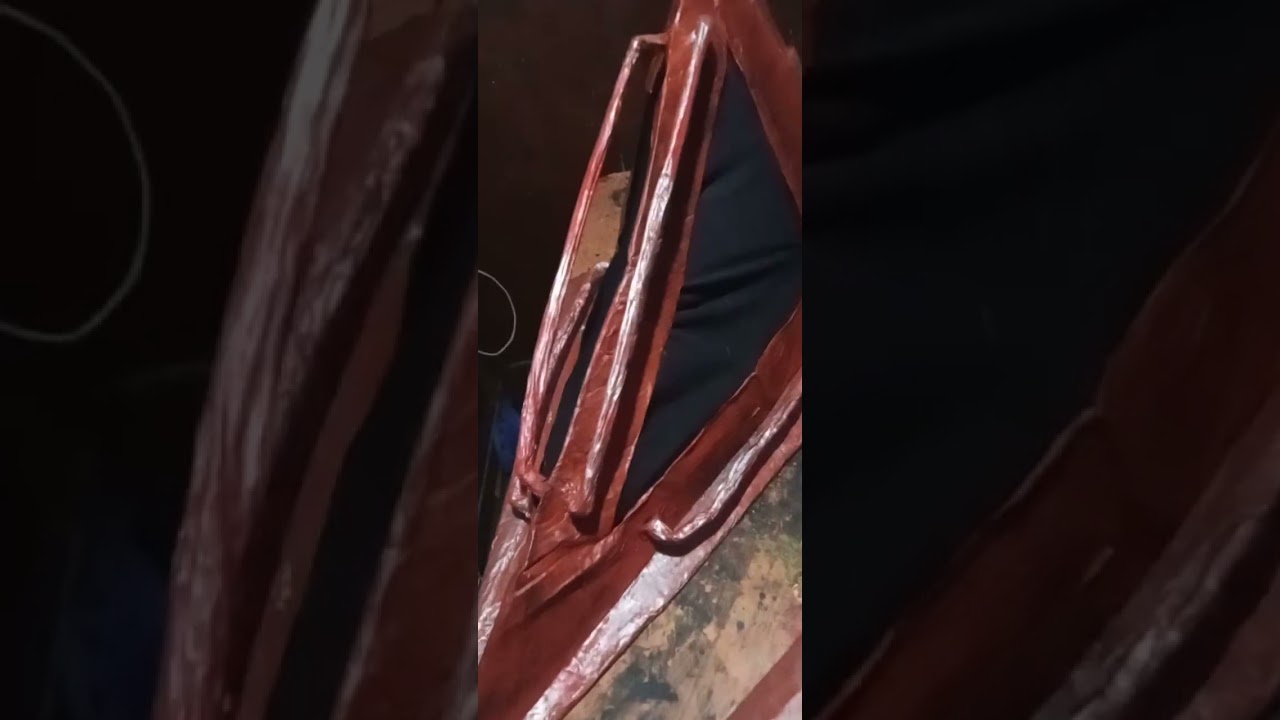Pyramid head cosplay hecho de papel maché 