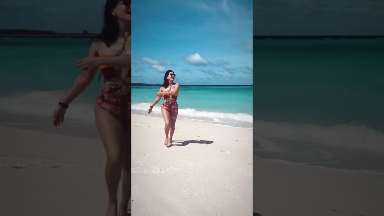 🔥 Sunny Leone's Sizzling Beach Stroll in Super Hot Bikini! 😍🏖️