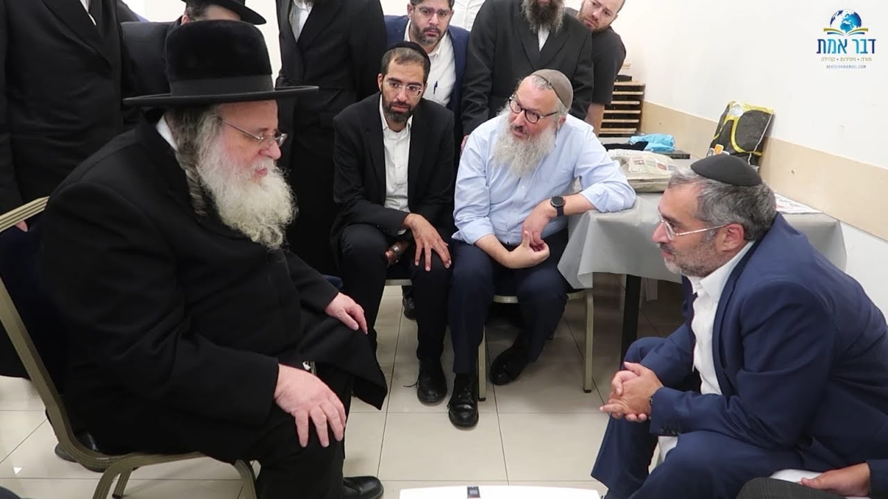 הגאון רבי שאול אלתר בניחום אבלים אצל אלחנן דנינו שיחי' אביו של אורי דנינו הי