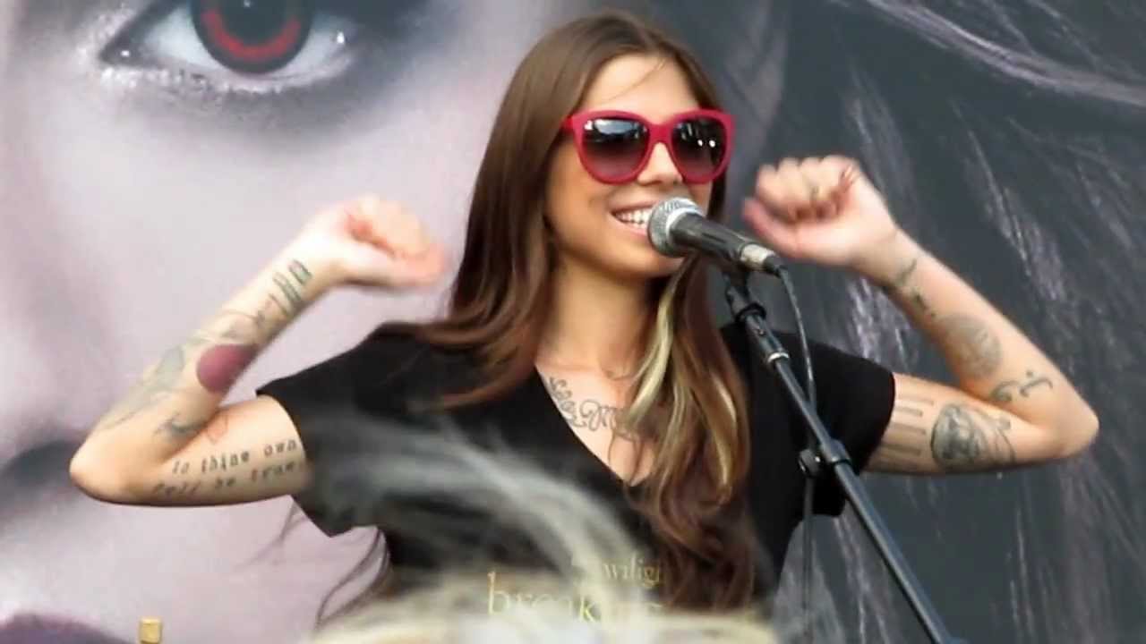 Christina Perri - A Thousand Years (Live from Tent City 2012)