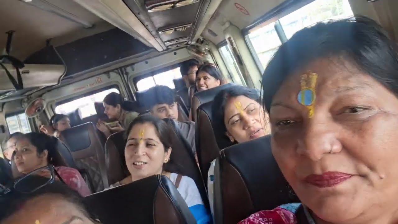 दिल्ली से बरसाने होली खेलने महिला मंडली 
