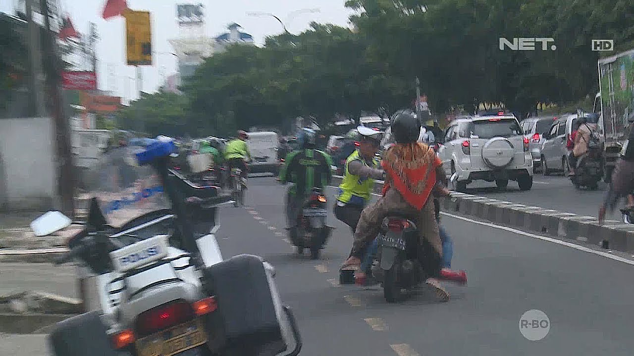 Takut Ditilang Pengendara Ini Hampir Menabrak Petugas