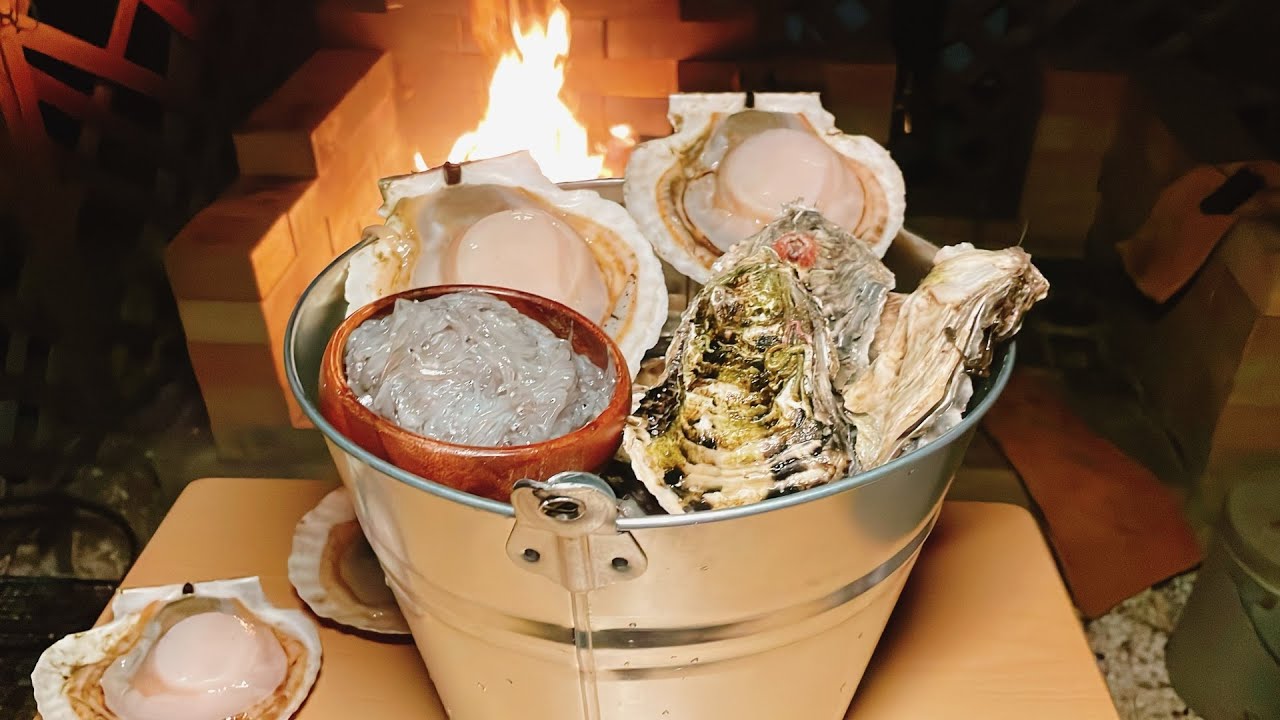 バケツいっぱいの貝を焚き火にぶち込んで蒸し焼きにするバケツ海鮮BBQ
