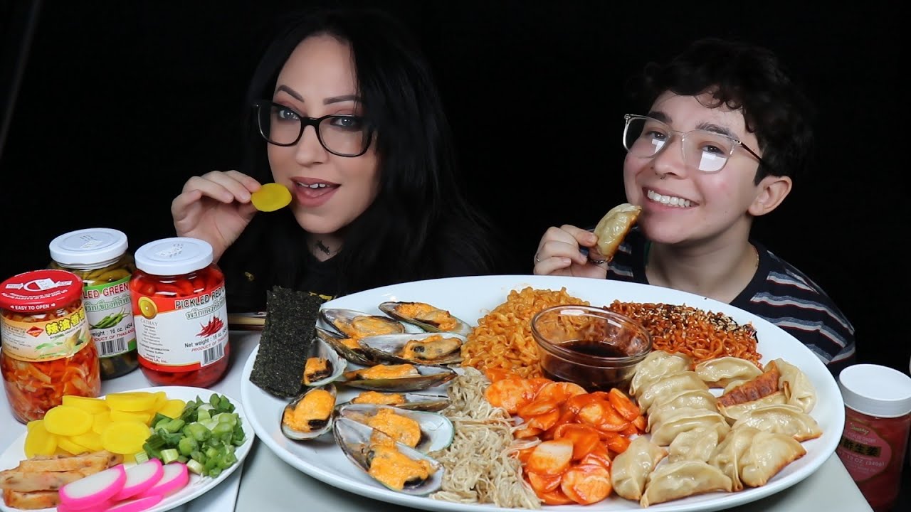 SPICY RICECAKES & NOODLES, ENOKI, BAKED MUSSELS MUKBANG | FIRST VIDEO OF 2023