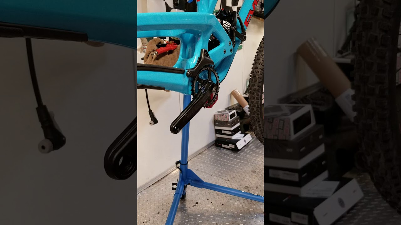 How to remove RaceFace Aeffect crank arms.     Note at there are 2 versions of this crank