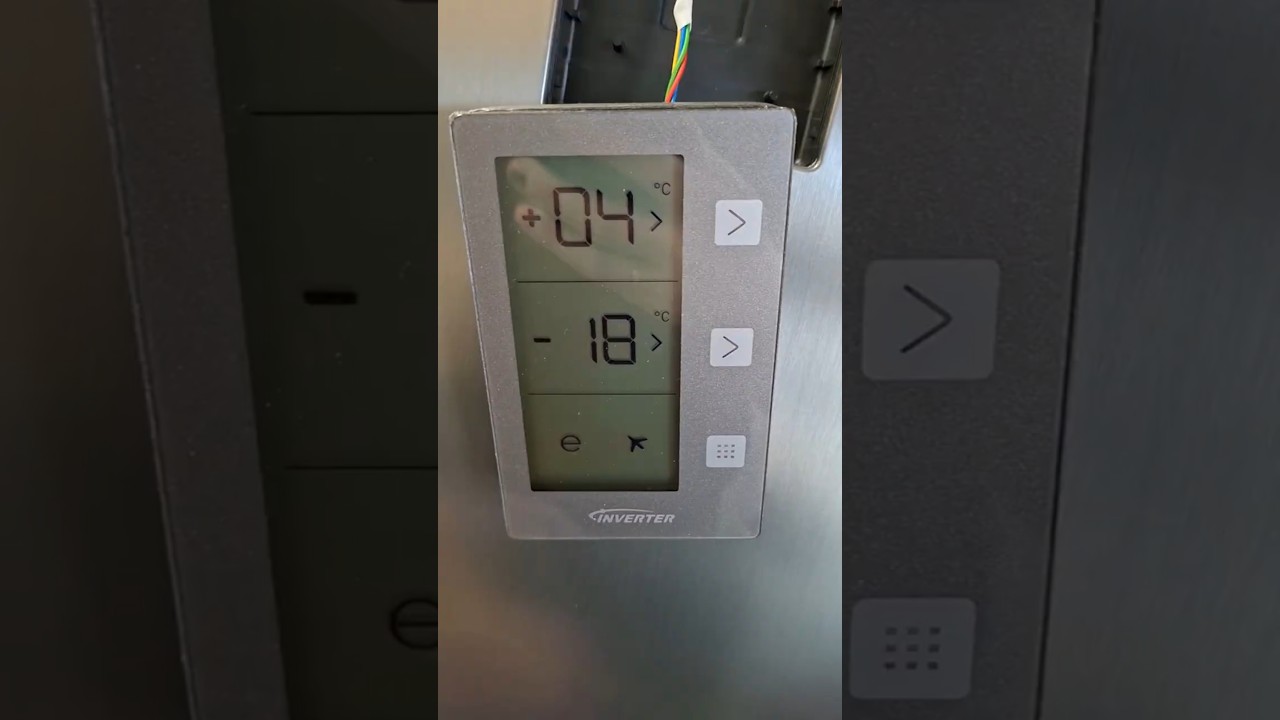 Ремонт электроники холодильника Panasonic, плавают 5в, экран не включается