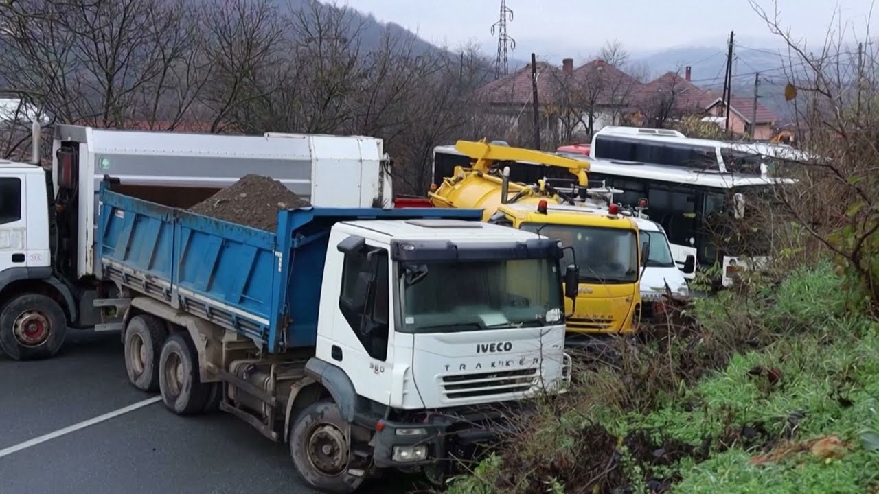 Napięcie na linii Serbia-Kosowo. Serbowie blokują drogi i budują barykady | TV Republika