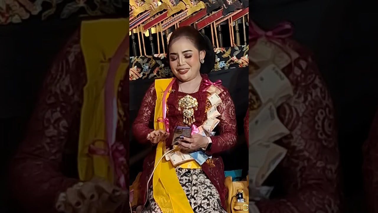 Tuan Rumah Memberi Tali Asih, Kalung 