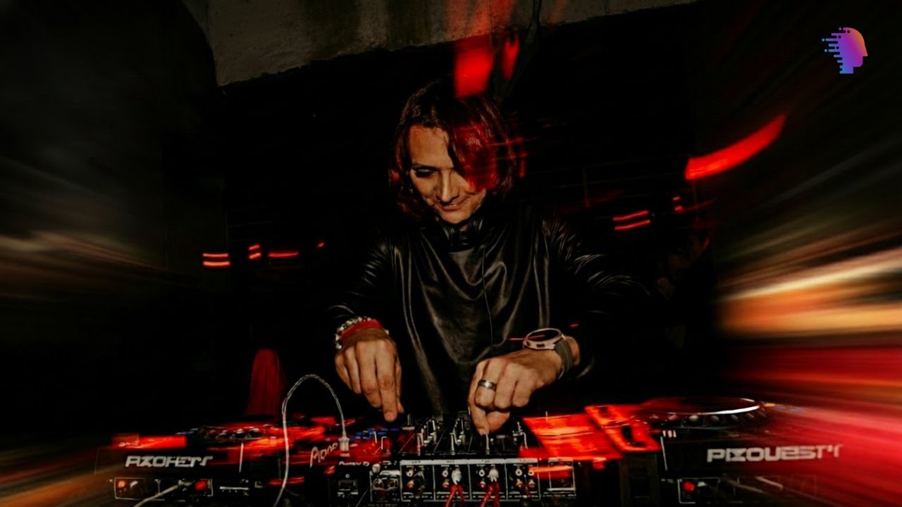 Ewelyn's Unforgettable Show @ Room8 in Prague: A Night of Magic & Mayhem