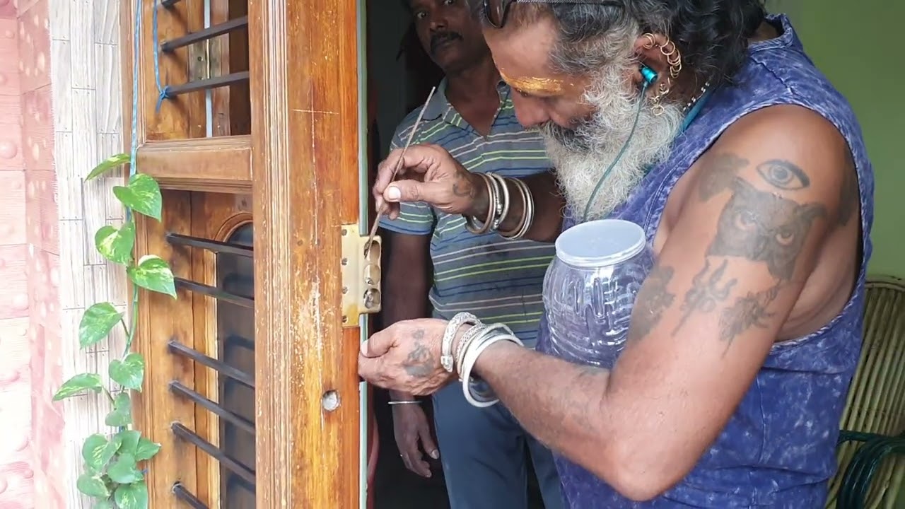 ನಾಗರ ಹಾವಿನ ಮರಿ ಬಾಗಿಲು ಬೀಗದಲ್ಲಿ.,juvenile cobra inside the doorlock .