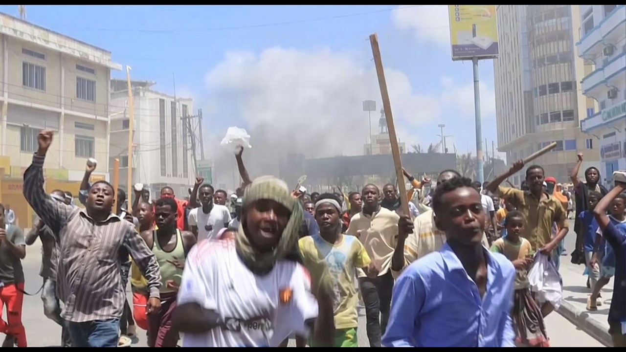 DEG DEG: Banaanbaxyo Ka Socda Muqdisho Shacab Careysan Oo Wadooyinka Soo Buux Dhaafiyay