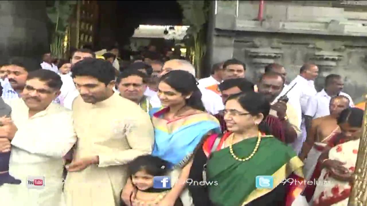Stylish Star Allu Arjun with his Wife Sneha Reddy & Son Ayaan Visits Tirumala - 99tv