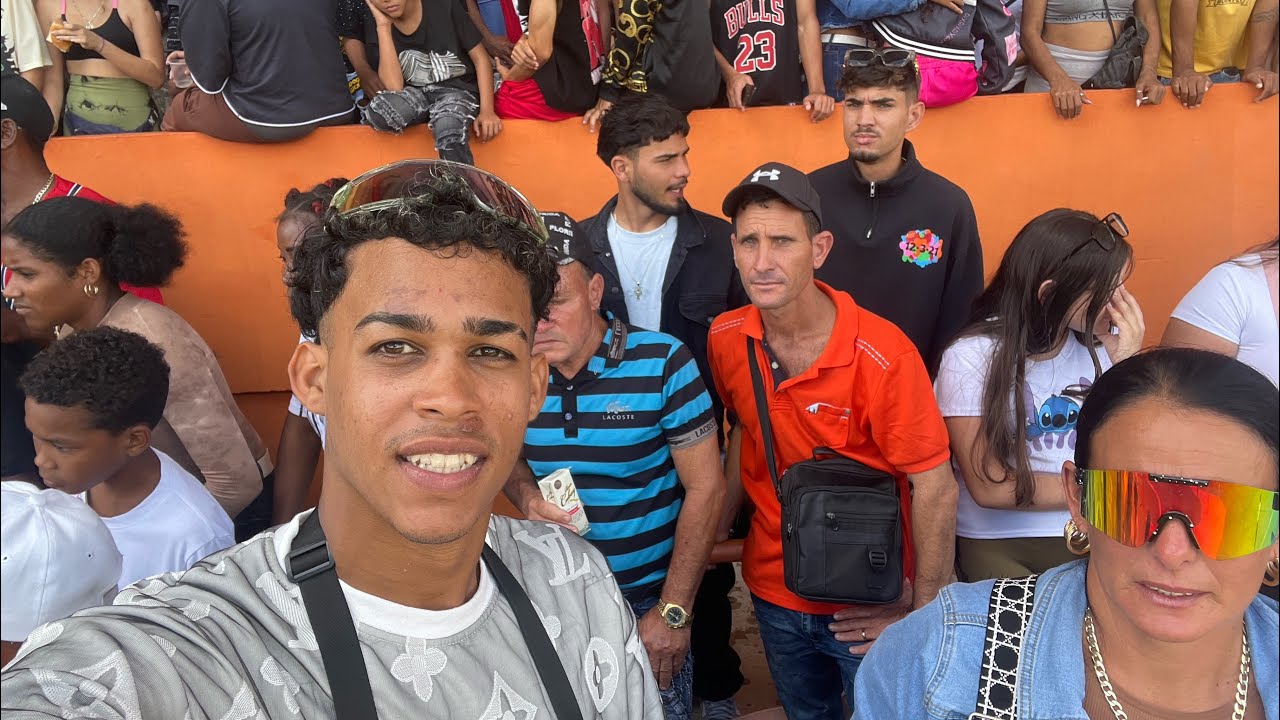 Así es el estadio de mi ciudad y apoyamos a nuestro equipo los Cubanos 