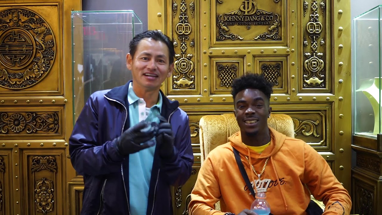Gucci Mane подписывает контракт с новым артистом, предлагая ему 1 миллион наличными, а затем отпр...