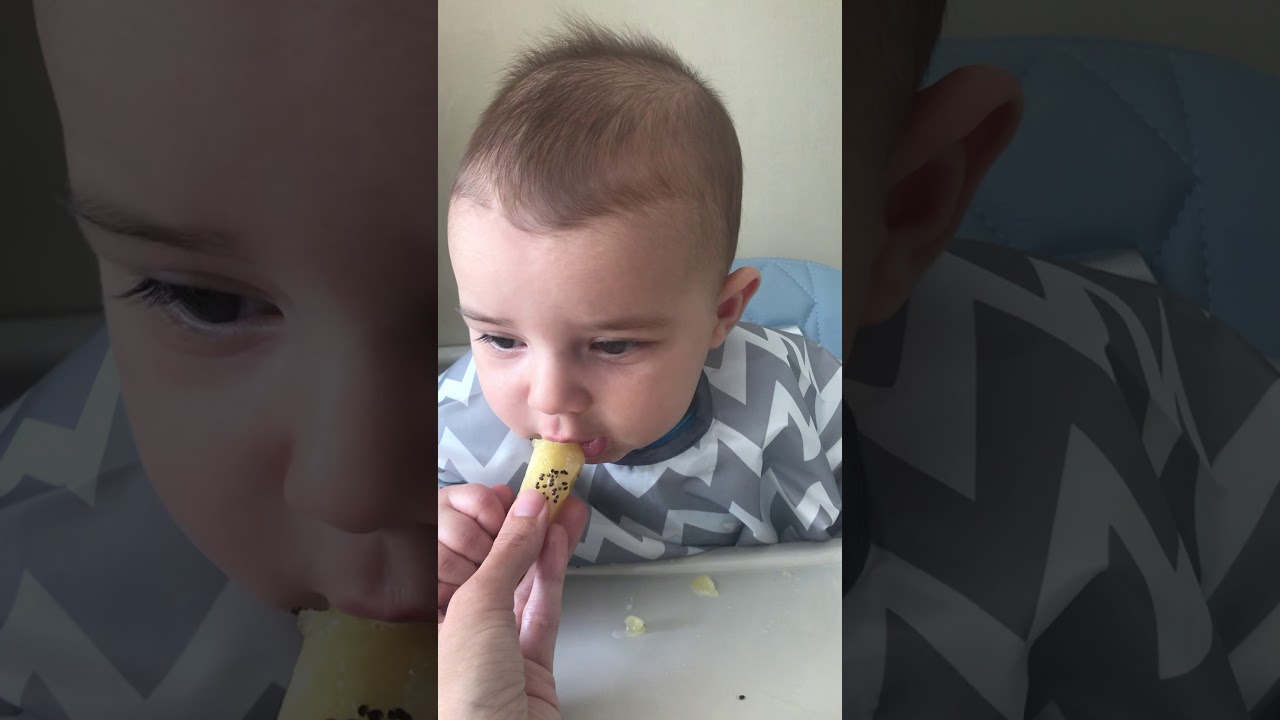 Bebé de 6 meses comiendo kiwi - BLW Introducción de Alimentos