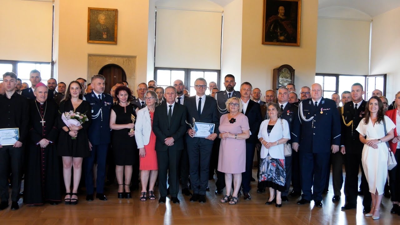 Sandomierz dziękował policjantom. Modlitwa, apel, awanse i piknik
