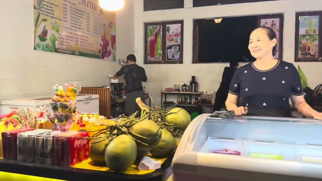 Sôi động phố đi bộ bên hồ Kỳ Lân - TP Ninh Bình