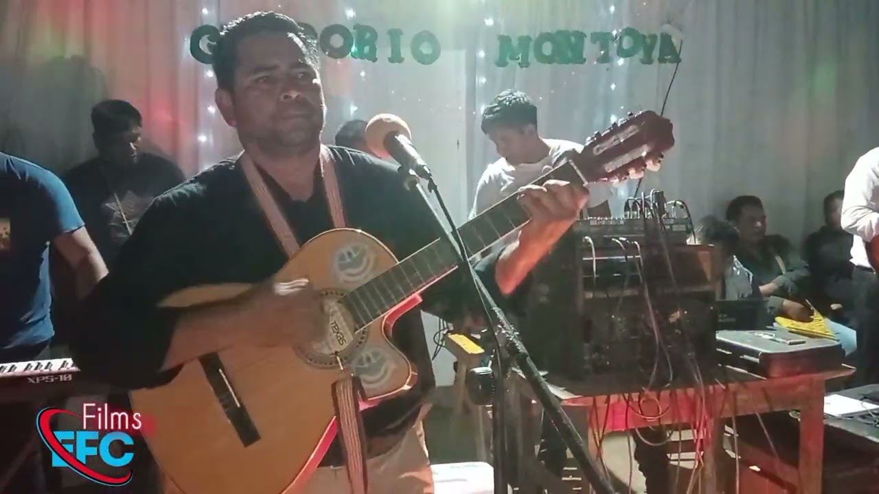 Jorge Nuñez cantando sobre la 2 danza en barrio la bomba Iglesia Árbol de vida 