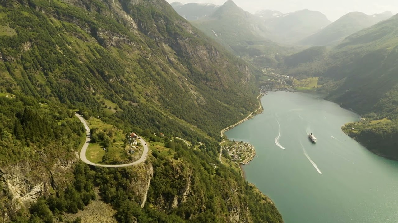 Utsikt fra Ørnesvingen ved Geiranger. Wiew from the Eagle road. Unesco's world heritage list.
