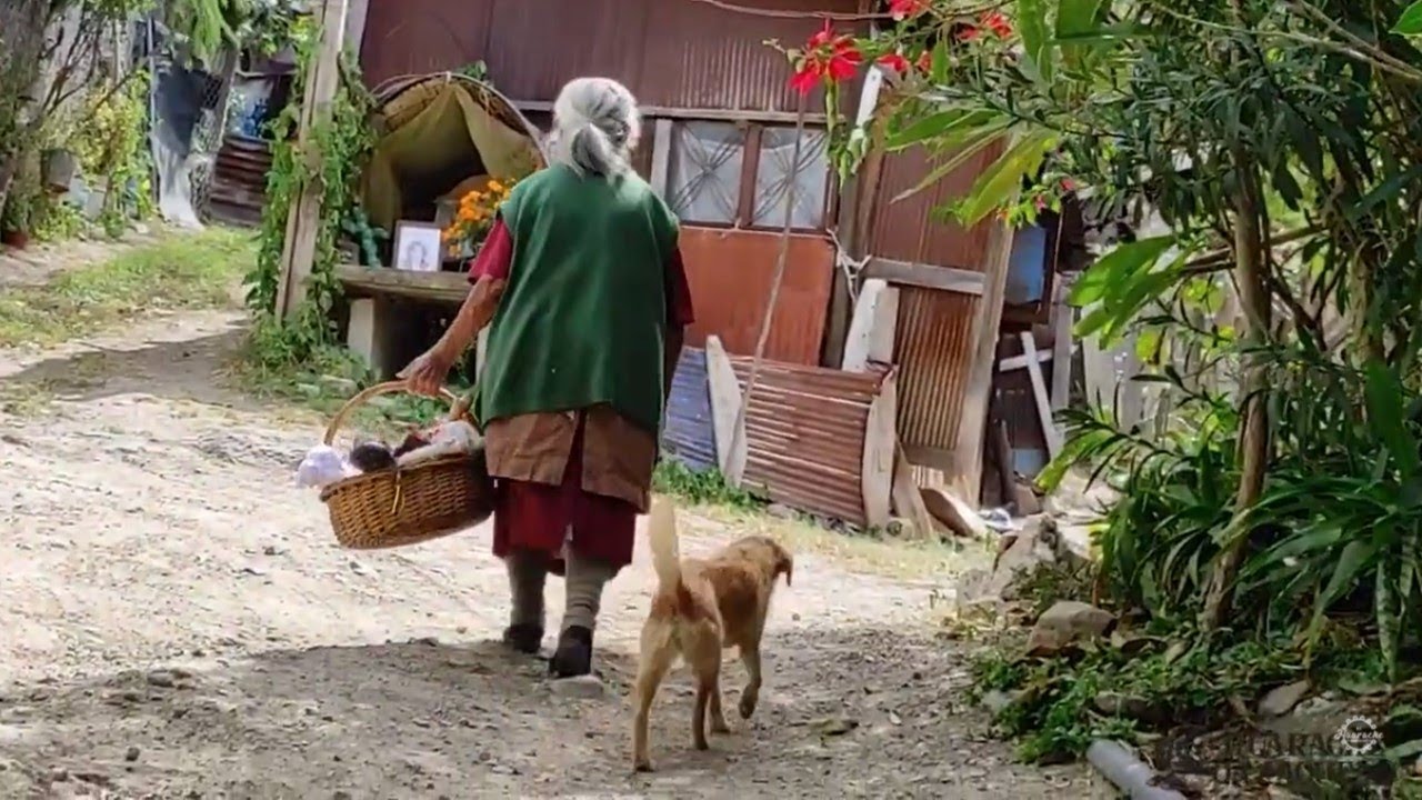 Tia Elena borda muñequitas para vender y su esposo Tio leonilo fue mariachi hace 50 años !