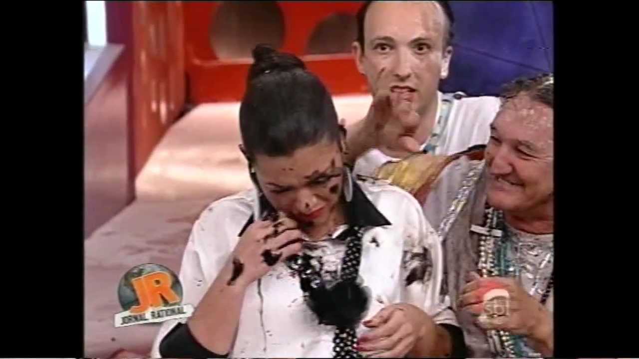 Milene Pavorô fica com medo e chora no programa do Ratinho