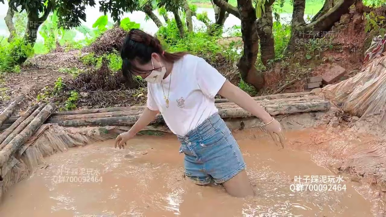 257期wearing denim shorts, a T-shirt and canvas shoes, was stuck in waist-deep mud.