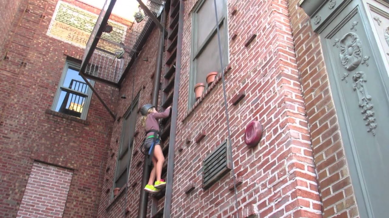 ROCK CLIMBING GIRL (TRAVELING KIDS)