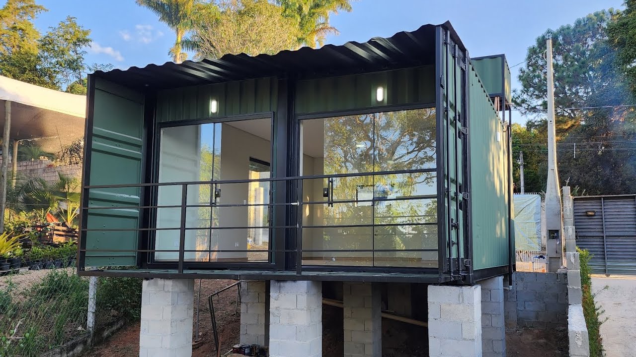 Casa Container 30m2 em terreno com declive, entregue em Jaguariúna/SP - Azul Containers.