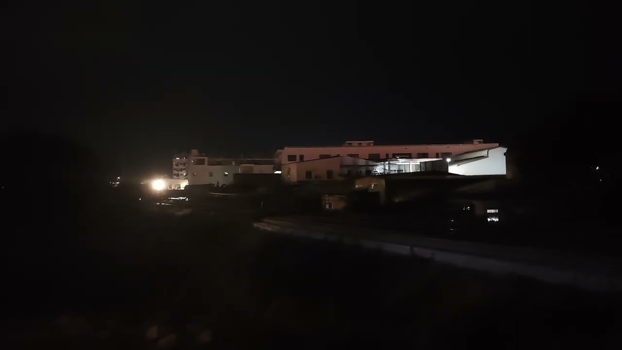 Khoảnh khắc 2 đoàn tàu ngược chiều gặp nhau tại đường đôi ga Nha Trang (20h30 26-01-26)