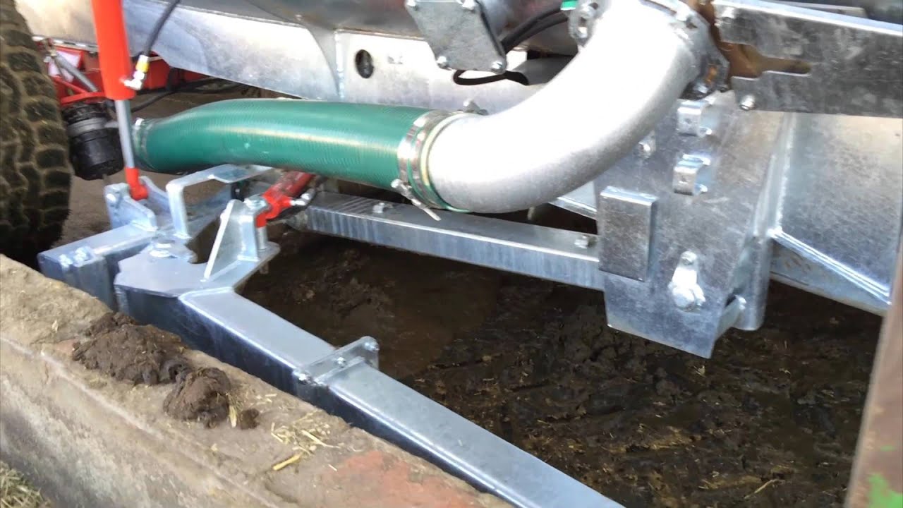 Racleur sur tonne à lisier PICHON - Scraper on slurry tanker