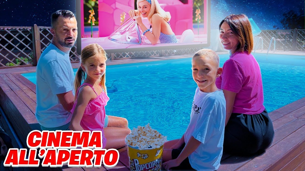 MAMMAGIULIA E FIGLIACHIARA GUARDA FILM DI BARBIE AL CINEMA IN GIARDINO CON PAP&Agrave;ANTONIO E FIGLIODIEGO