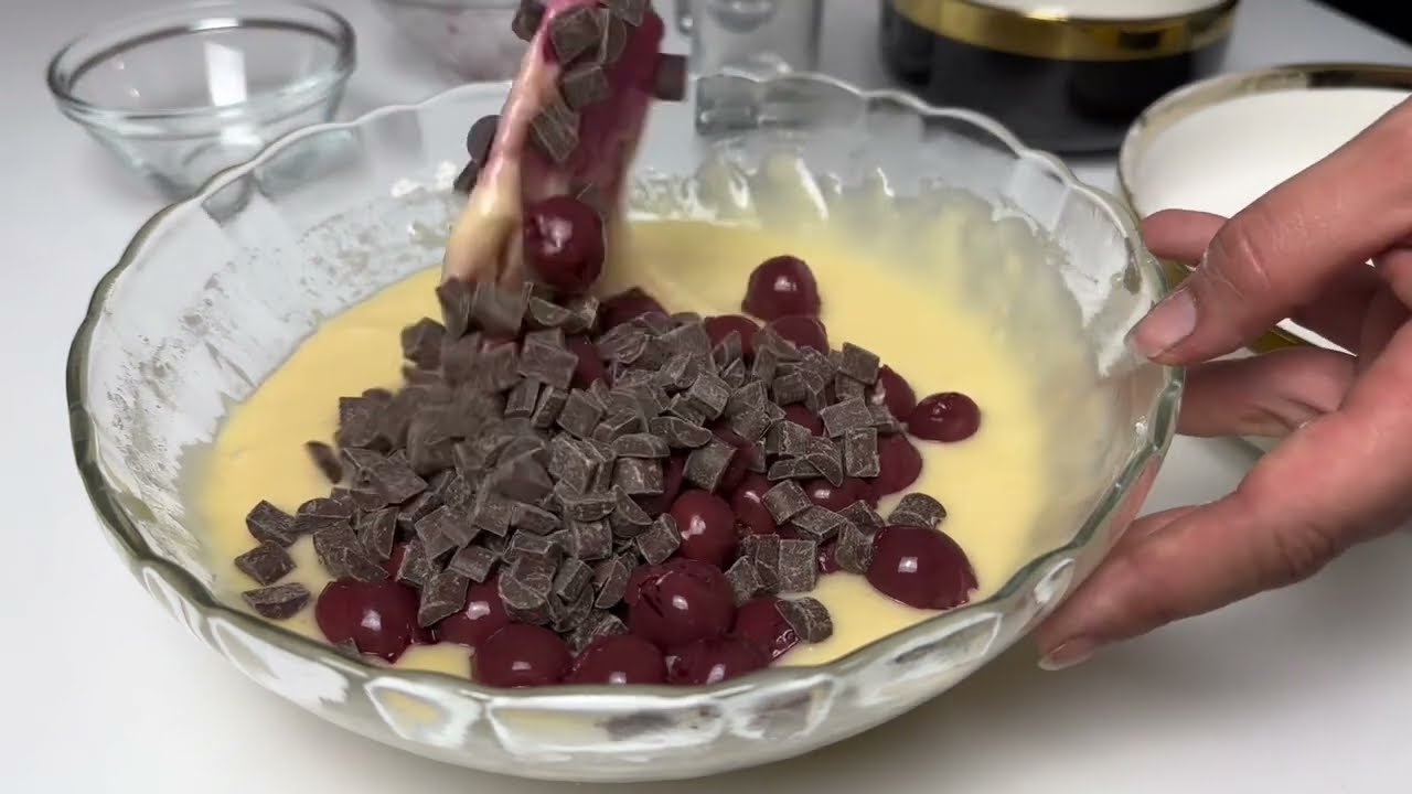 Do you have a little cherry and chocolate? Easy 3 minutes cake recipe!