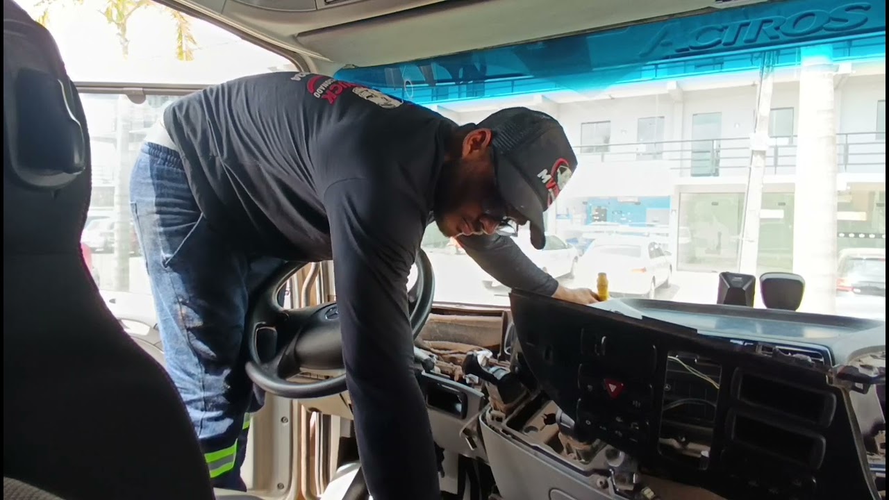 Removendo painel Mercedes Actros 2651