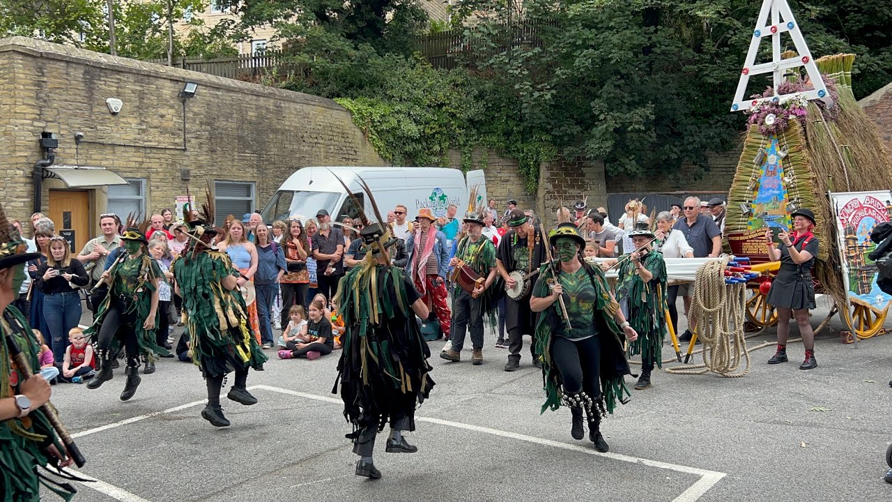 Традиционные танцы Моррис: маска Саттона на фестивале Sowerby Bridge Rushbearing 2025