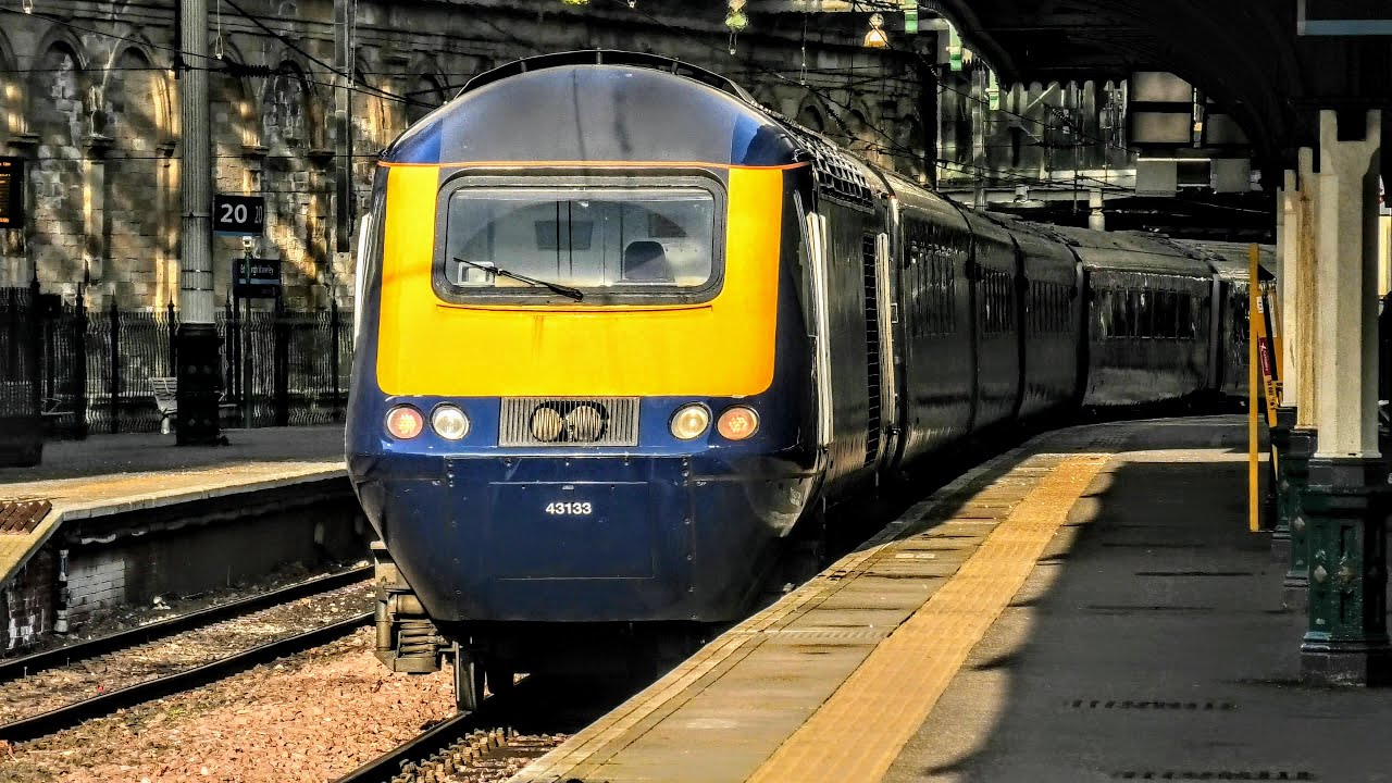 Trains at Edinburgh Waverley | 22/03/2022