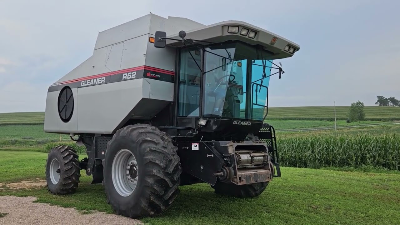 1999 Gleaner R62 Custom Cutter Special Combine - Selling on BigIron Auctions - Aug. 23, 2023