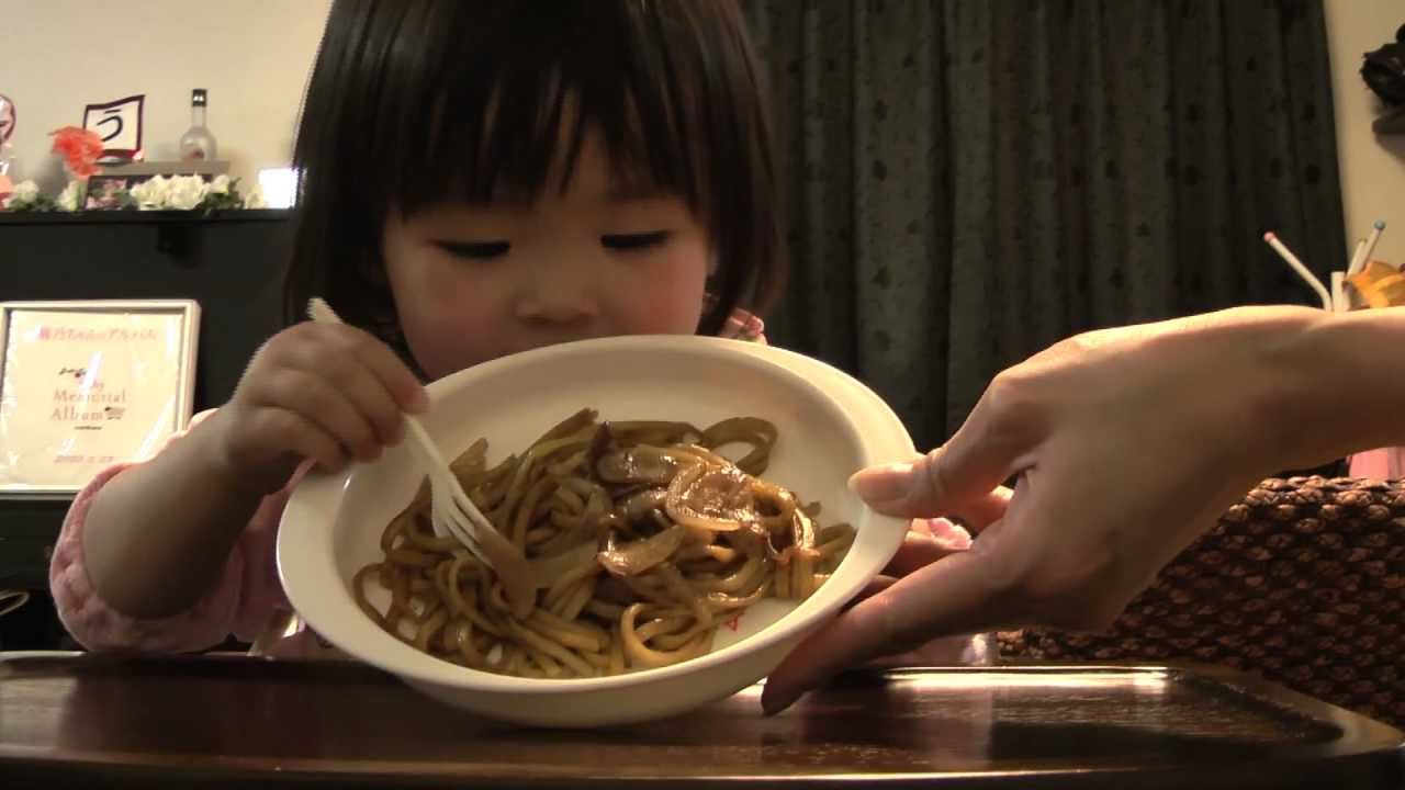黒石やきそばを食べるRino