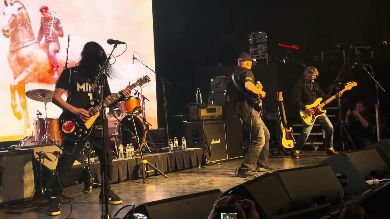 Tom Morello - Intro + Killing In The Name Of