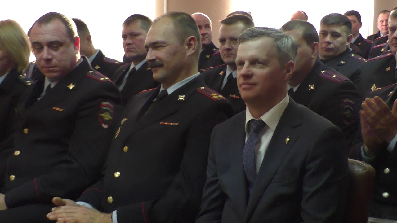 Вручение погонов сотрудникам полиции