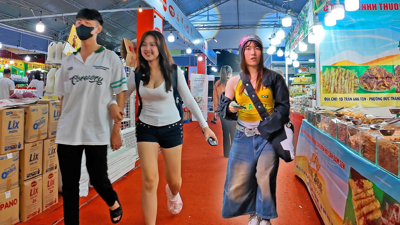 Vietnam Nightlife Saigon (Ho Chi Minh City) 2025 - Explore the streets of District 1